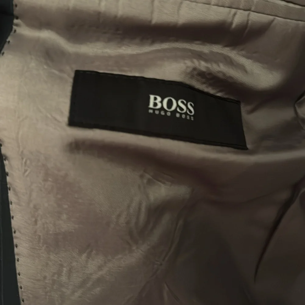 Hugo boss, Men's Pinstripe blazer wool poly blend 85/15‎ has 42 L see photos
